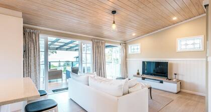 Pohutukawa Cottage - the perfect spot for a relaxing break on Waiheke Island