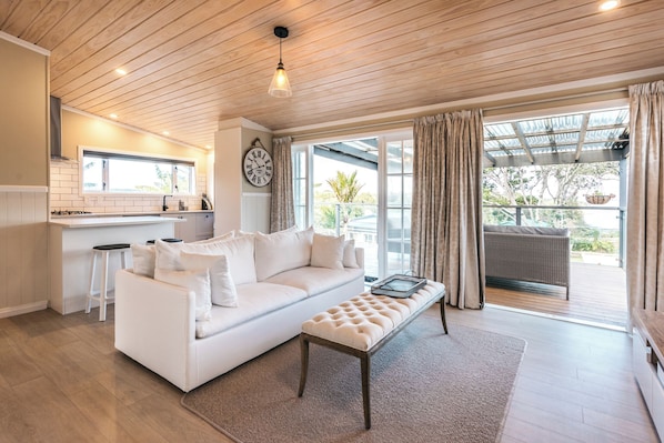 Living area - Pohutukawa Cottage - the perfect spot for a relaxing break on Waiheke Island (Waiheke Island)