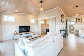 Living area - Pohutukawa Cottage - the perfect spot for a relaxing break on Waiheke Island (Waiheke Island)