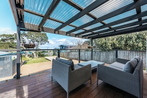Terrace/patio - Pohutukawa Cottage - the perfect spot for a relaxing break on Waiheke Island (Waiheke Island)