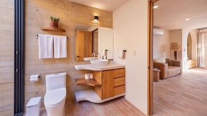 Sèche-cheveux, serviettes fournies, savon, shampoing