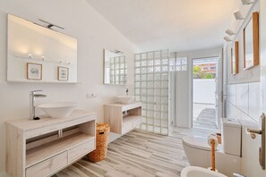 Ducha, secador de pelo, bidé y toallas