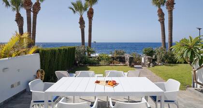 Bright oceanfront bungalow with views, garden and coastal style, 91