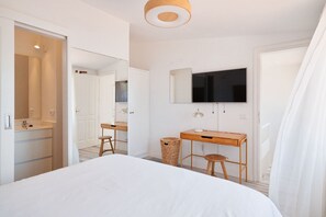 2 bedrooms, in-room safe, iron/ironing board, free WiFi