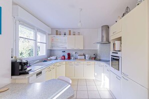 Private kitchen - Large apartment with jacuzzi and 55m2 terrace (BAYONNE)