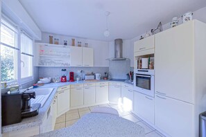 Fridge, oven, cookware/dishes/utensils