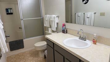 Toallas, jabón, papel de baño