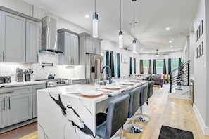 Micro-ondes, four, plaque de cuisson, lave-vaisselle