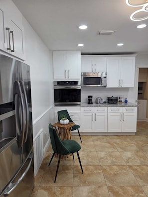 Refrigerador, microondas, horno, placa de cocina