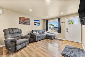 Smart TV, computer monitors - Remodeled Albany 1BDRM, modern, pet friendly fenced yard, work station, laundry! (Albany)