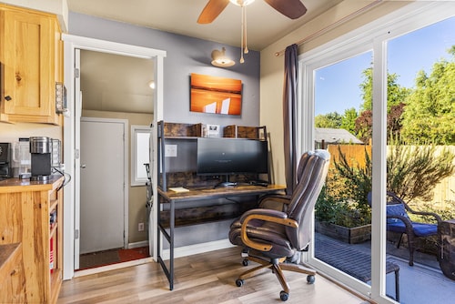 Remodeled Albany 1BDRM, modern, pet friendly fenced yard, work station, laundry!