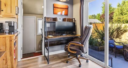 Remodeled Albany 1BDRM, modern, pet friendly fenced yard, work station, laundry!