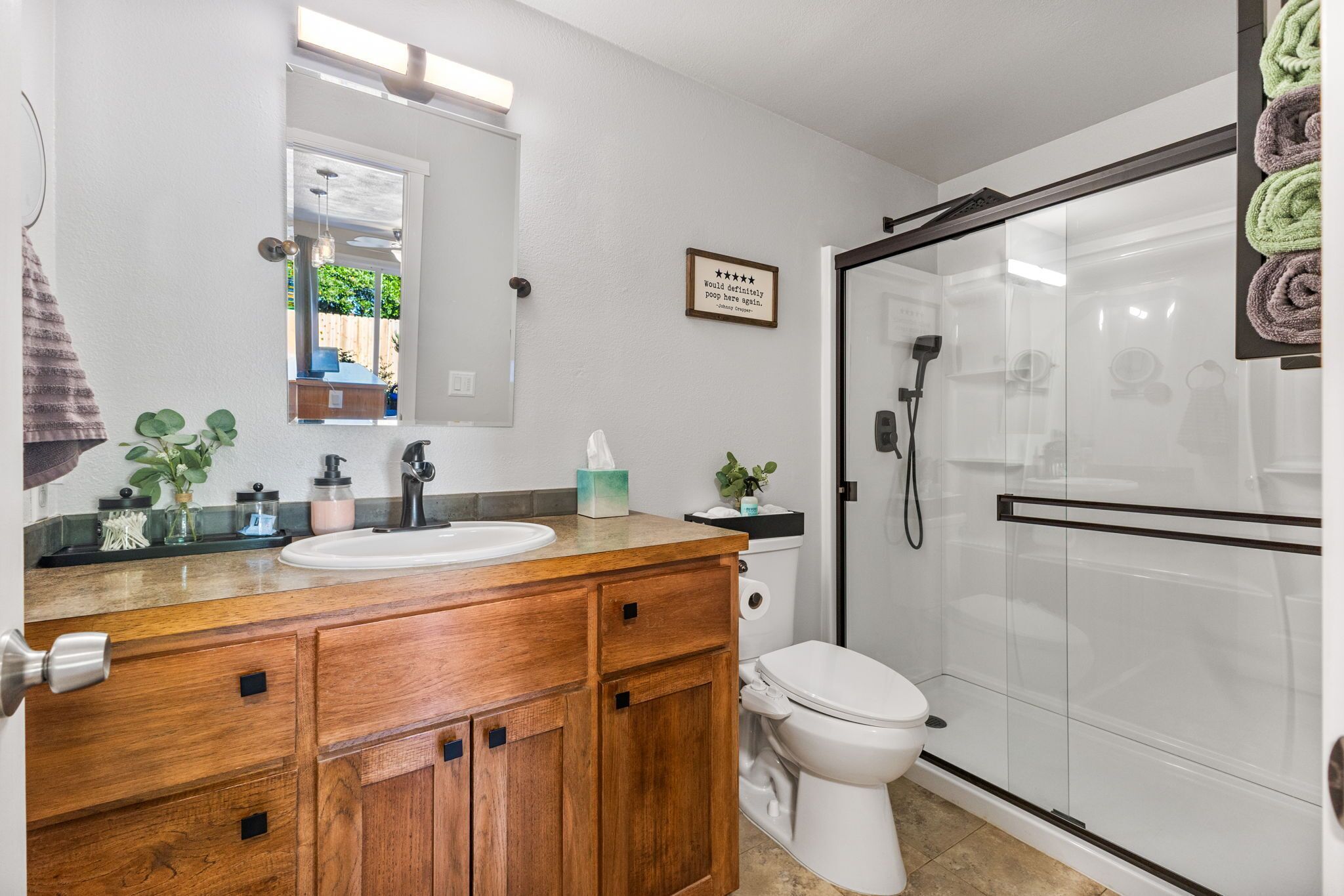 Shower, hair dryer, bidet, towels