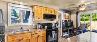 Remodeled Albany 1BDRM, modern, pet friendly fenced yard, work station, laundry!