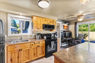 Remodeled Albany 1BDRM, modern, pet friendly fenced yard, work station, laundry!