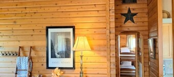 Lorel’s-Lake Area; Fenced for PETS; Mins to Downtown Rogers-Marina-Bike Trails