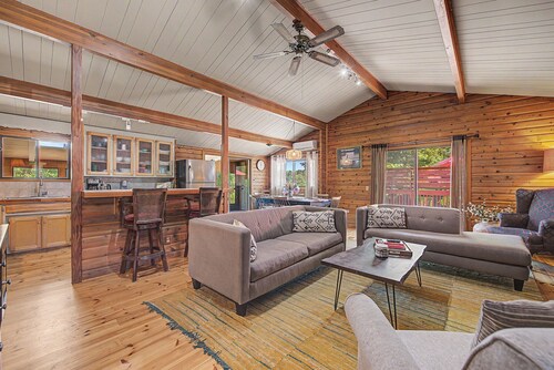 Lorel’s-Lake Area; Fenced for PETS; Mins to Downtown Rogers-Marina-Bike Trails