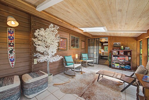 Lorel’s-Lake Area; Fenced for PETS; Mins to Downtown Rogers-Marina-Bike Trails