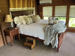 3 bedrooms, iron/ironing board, travel cot, free WiFi - Lorel’s-Lake Area; Fenced for PETS; Mins to Downtown Rogers-Marina-Bike Trails (Little Flock)