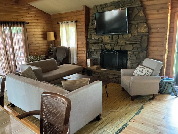 Smart TV, fireplace, DVD player, books - Lorel’s-Lake Area; Fenced for PETS; Mins to Downtown Rogers-Marina-Bike Trails (Little Flock)