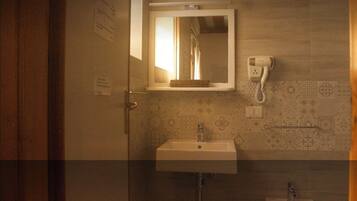 Doppia Luxury, patio, vista giardino | Bagno | Doccia, asciugacapelli, asciugamani, shampoo