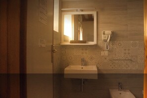 Luxury Double Room, Patio, Garden View | Bathroom | Shower, hair dryer, towels, shampoo