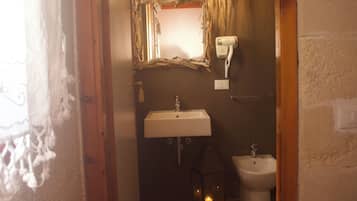 Doppia Luxury, patio, vista giardino | Bagno | Doccia, asciugacapelli, asciugamani, shampoo