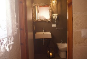 Luxury Double Room, Patio, Garden View | Bathroom | Shower, hair dryer, towels, shampoo