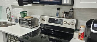 Luxury basement, 3 bedrooms 2 bathrooms 4 beds sleep 8. Close to Falls