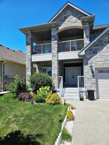 Luxury basement, 3 bedrooms 2 bathrooms 4 beds sleep 8. Close to Falls