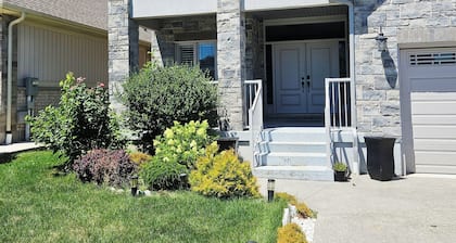 Luxury basement, 3 bedrooms 2 bathrooms 4 beds sleep 8. Close to Falls