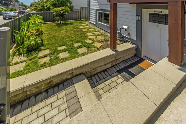 Property grounds - Garden Suite can be Interconnected with additional space. Discounted long stays! (New Westminster)