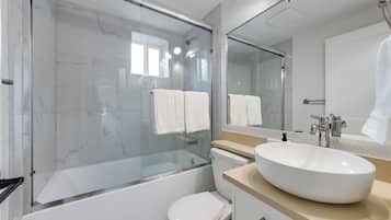 Sèche-cheveux, serviettes fournies, savon, papier toilette