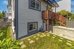 Exterior - Garden Suite can be Interconnected with additional space. Discounted long stays! (New Westminster)