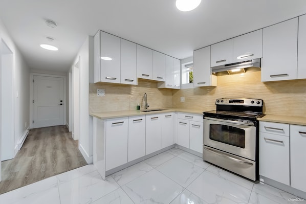 Refrigerador, microondas, horno, placa de cocina