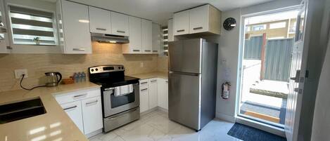 Køleskab, mikrobølgeovn, ovn, kogeplade