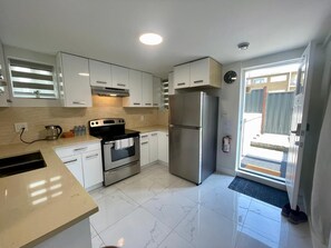 Fridge, microwave, oven, stovetop - Garden Suite can be Interconnected with additional space. Discounted long stays! (New Westminster)