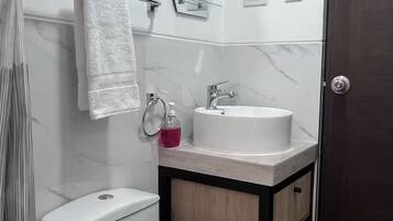 SĂšche-cheveux, serviettes fournies, savon, papier toilette