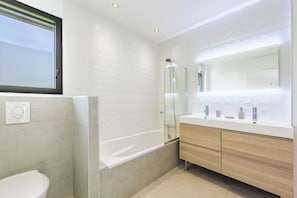 Shower, free toiletries, hair dryer, towels