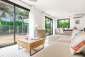 Smart TV, books, computer monitors, printers - Family-Friendly Villa with Pool & Garden (Saint-Raphaël)
