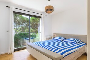 3 bedrooms, desk, iron/ironing board, travel crib