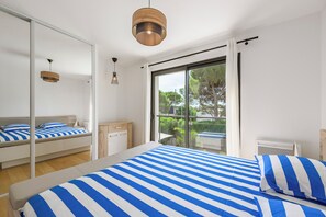 3 bedrooms, desk, iron/ironing board, travel crib