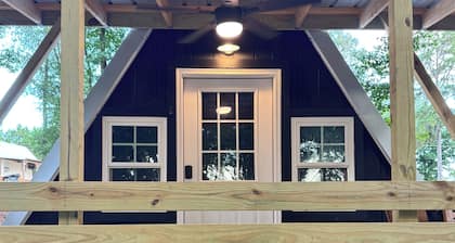 Cozy A-frame cabin just 1/4 mile from Lake Hartwell - perfect for anglers