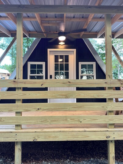 Cozy A-frame cabin just 1/4 mile from Lake Hartwell - perfect for anglers