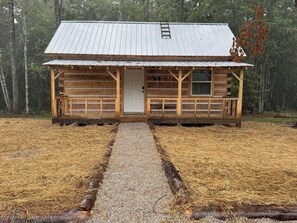 Exterior - “The Bear Cave” WhittleSticks Cabin in Lancing TN (Lancing)