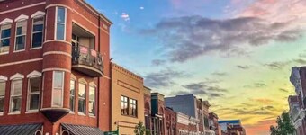 Hotel-Style Studio Near APSU & Fort Campbell Queen Bed + Kitchenette + Wifi