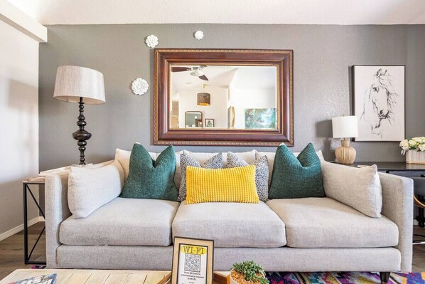 Smart TV, fireplace