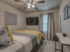 2 bedrooms, desk, free WiFi, bed sheets