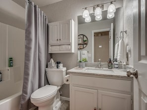 Hair dryer, towels, soap, shampoo - Peppertree Retreat only 3 miles toOU! . Book your OU event stay now! (Norman)