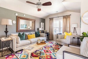 Smart TV, fireplace - Peppertree Retreat only 3 miles toOU! . Book your OU event stay now! (Norman)